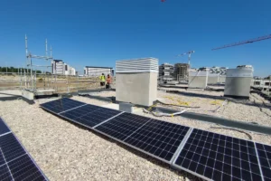 Paneles solares instalados en cubierta de viviendas en construcción