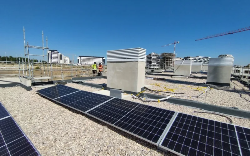 Paneles solares instalados en cubierta de viviendas en construcción