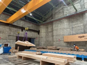 Panel de madera laminada en fábrica de Egoin, ejemplo práctico de CLT vs Glulam vs LVL
