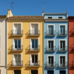 Fachadas de edificios con diferentes colores que influyen en la temperatura interior