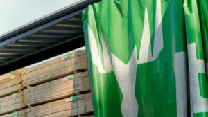 Carga de madera estructural en camión de Metsä, ejemplo de empresas de madera y construcción sostenible