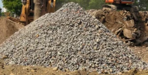 Montón de grava reciclada en una obra de construcción