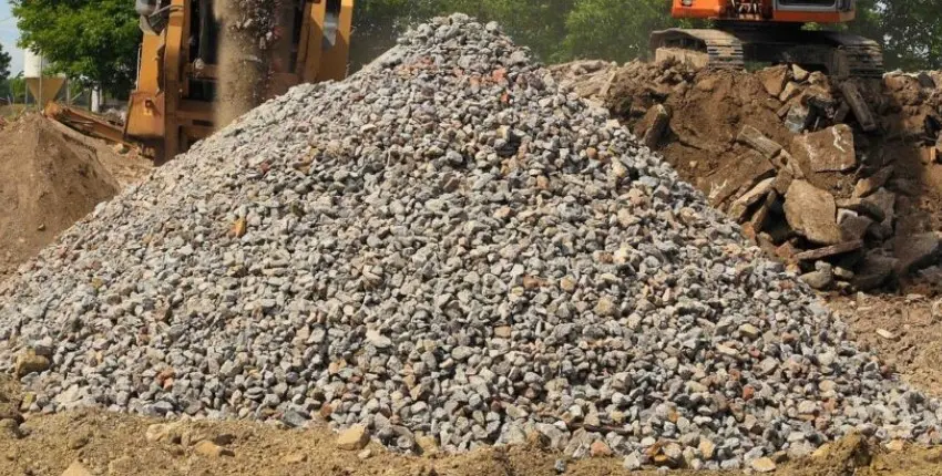 Montón de grava reciclada en una obra de construcción
