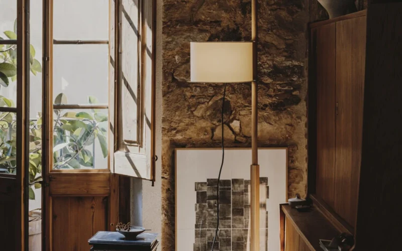 lámpara TMM de Miguel Milá iluminando un rincón con encanto mediterráneo