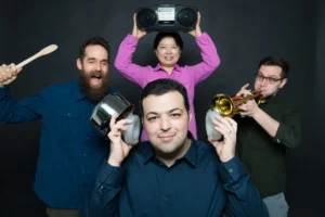 Investigadores de Boston University probando el efecto del metamaterial acústico