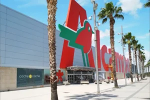 Planta fotovoltaica en parking Alcampo de Sant Boi, futura pérgola solar para autoconsumo colectivo