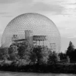 Cúpula geodésica en blanco y negro de la Biosfera de Montreal, diseño de Buckminster Fuller.