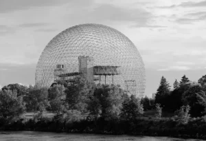 Cúpula geodésica en blanco y negro de la Biosfera de Montreal, diseño de Buckminster Fuller.