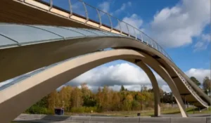 Puente de Leonardo da Vinci en Ås, Noruega, vista lateral de su arco estructural.