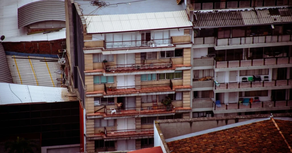 Crisis del arriendo en Colombia 2025 con edificios de apartamentos en el país