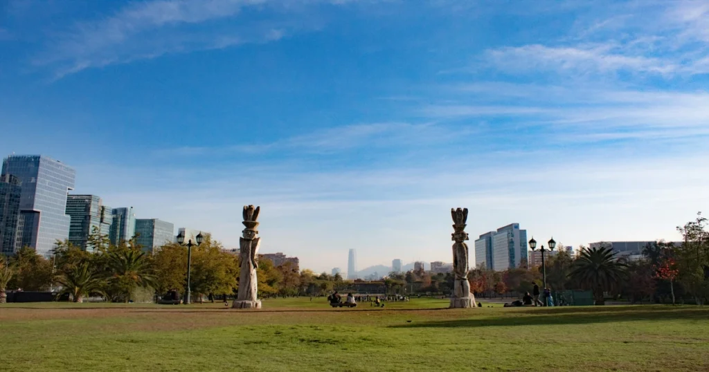 Vista del Parque Araucano en Santiago de Chile con áreas verdes y edificios modernos al fondo, ejemplo de ciudades verdes en Chile