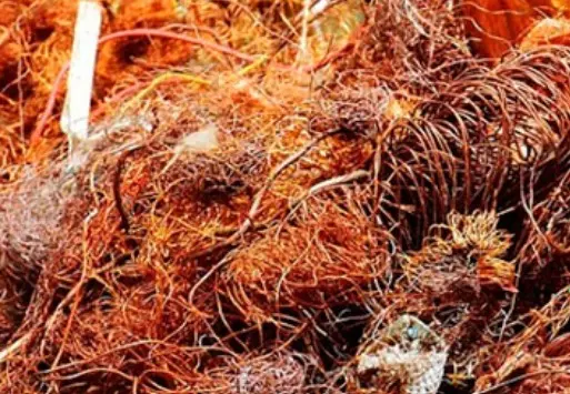 Cables y restos de cobre en proceso de reciclado para su reutilización