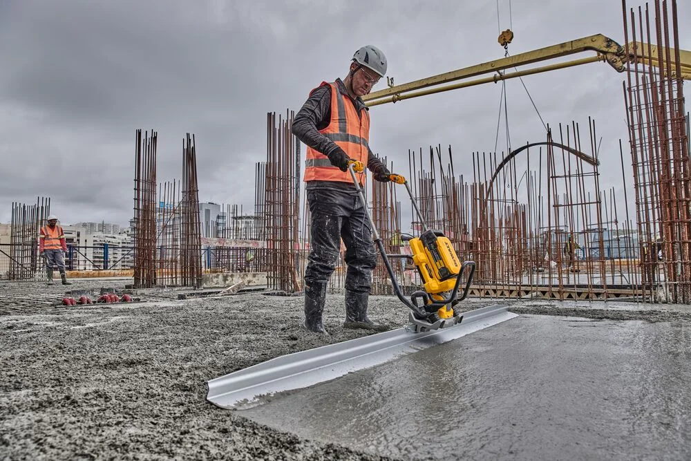 DEWALT POWERSHIFT para nivelar losas de hormigón en obra sostenible