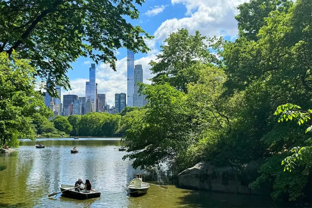 Vista urbana y naturaleza como metáfora del hormigón sostenible en la construcción