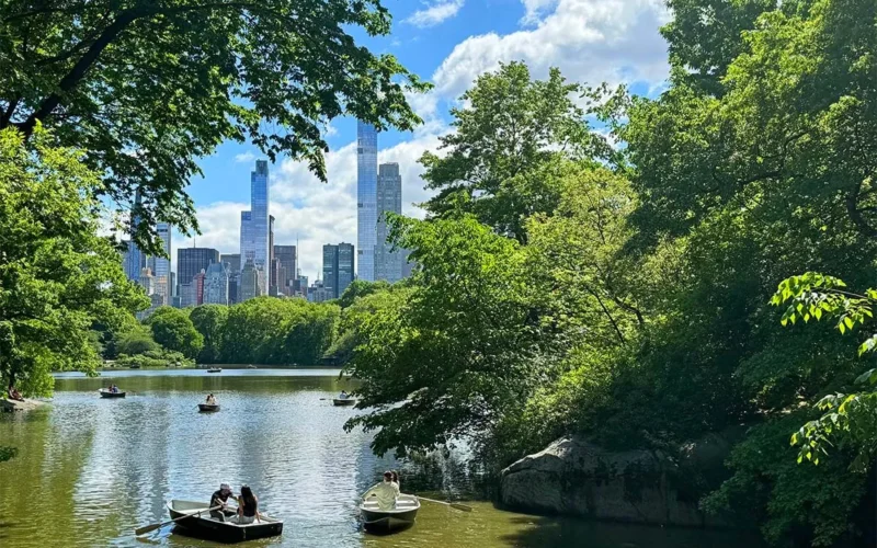 Vista urbana y naturaleza como metáfora del hormigón sostenible en la construcción