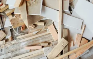 Residuos de madera reciclada amontonados tras una obra de construcción