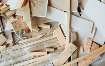 Residuos de madera reciclada amontonados tras una obra de construcción
