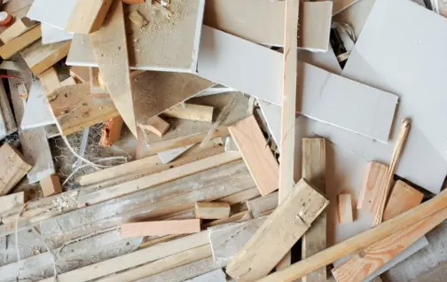 Residuos de madera reciclada amontonados tras una obra de construcción