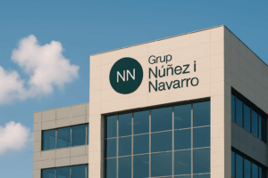 Edificio corporativo en Barcelona con el logo oficial de Núñez i Navarro en la fachada, representando su aumento del 36 % en 2025.