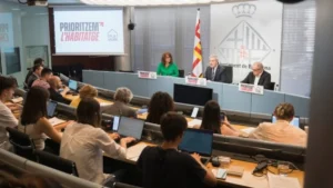 Rueda de prensa del Ayuntamiento sobre los pisos turísticos en Barcelona