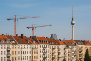 Skyline de Berlín con la Torre de TV y grúas de construcción