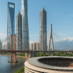 Obras emblemáticas de las principales constructoras del mundo en un collage arquitectónico