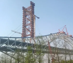 Vista del Changtai Yangtze River Bridge sobre el río Yangtsé en China, el puente atirantado más largo del mundo