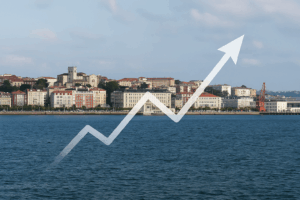 Bahía de Santander con la Catedral y el puerto, flecha ascendente sutil representando la subida de precios de la vivienda en Cantabria 2025