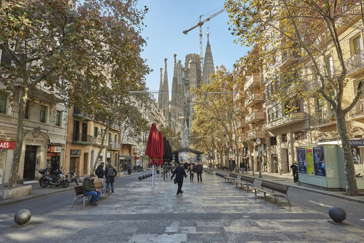 Vista peatonal de la superilla Sagrada Família en Barcelona con la basílica al fondo
