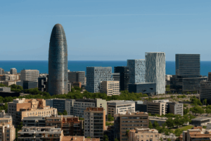 Skyline del distrito 22@ de Barcelona con la Torre Glòries y edificios modernos