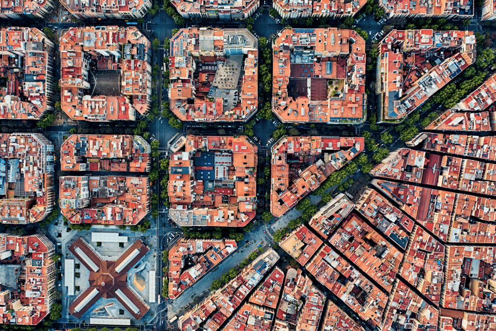 Vista aérea del Eixample de Barcelona con su cuadrícula característica y la Avenida Diagonal, ejemplo del urbanismo de Barcelona diseñado por el Plan Cerdà en el siglo XIX.