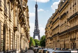 Vivienda asequible en París con vista urbana y la Torre Eiffel al fondo