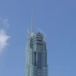 Vista panorámica de la Q1 Tower en la Gold Coast, Australia, con cielo azul despejado.
