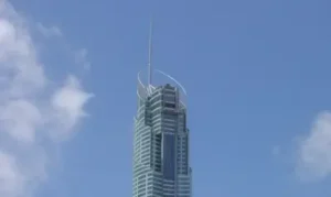 Vista panorámica de la Q1 Tower en la Gold Coast, Australia, con cielo azul despejado.