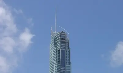 Vista panorámica de la Q1 Tower en la Gold Coast, Australia, con cielo azul despejado.