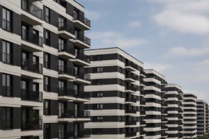 Bloques cebra arquitectura en España con fachadas blancas y negras
