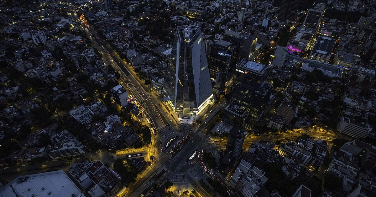 Vista aérea nocturna de torres en Benito Juárez, Ciudad de México, que simbolizan el crecimiento urbano y la corrupción del cártel inmobiliario CDMX.