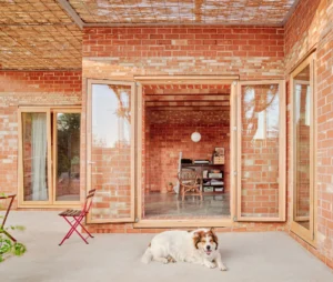 Casa sin aire acondicionado ni calefacción construida con 26.000 ladrillos en Cataluña