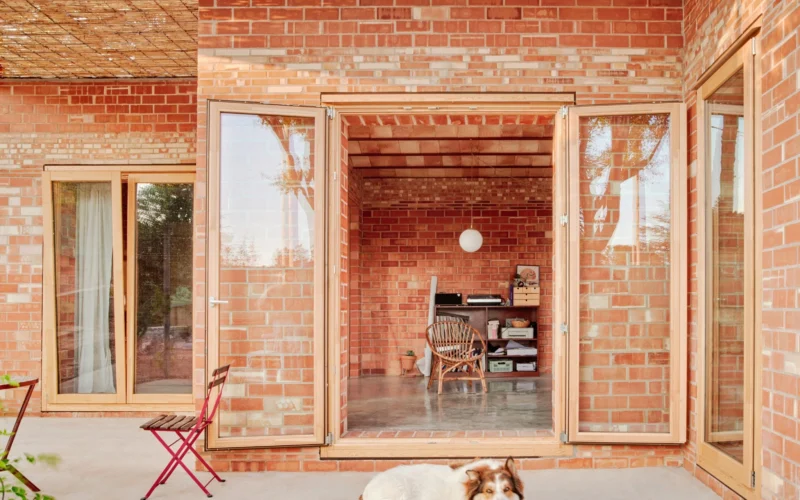 Casa sin aire acondicionado ni calefacción construida con 26.000 ladrillos en Cataluña