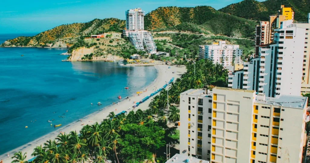 ciudades inesperadas con boom inmobiliario en Santa Marta, vista aérea del litoral caribeño con edificios residenciales modernos