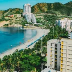ciudades inesperadas con boom inmobiliario en Santa Marta, vista aérea del litoral caribeño con edificios residenciales modernos