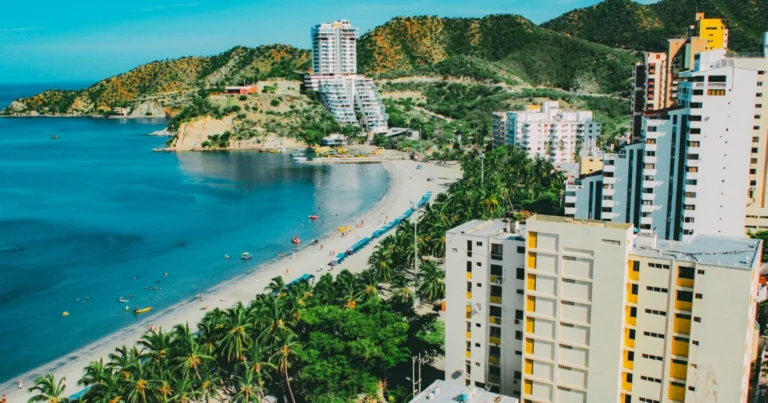 ciudades inesperadas con boom inmobiliario en Santa Marta, vista aérea del litoral caribeño con edificios residenciales modernos