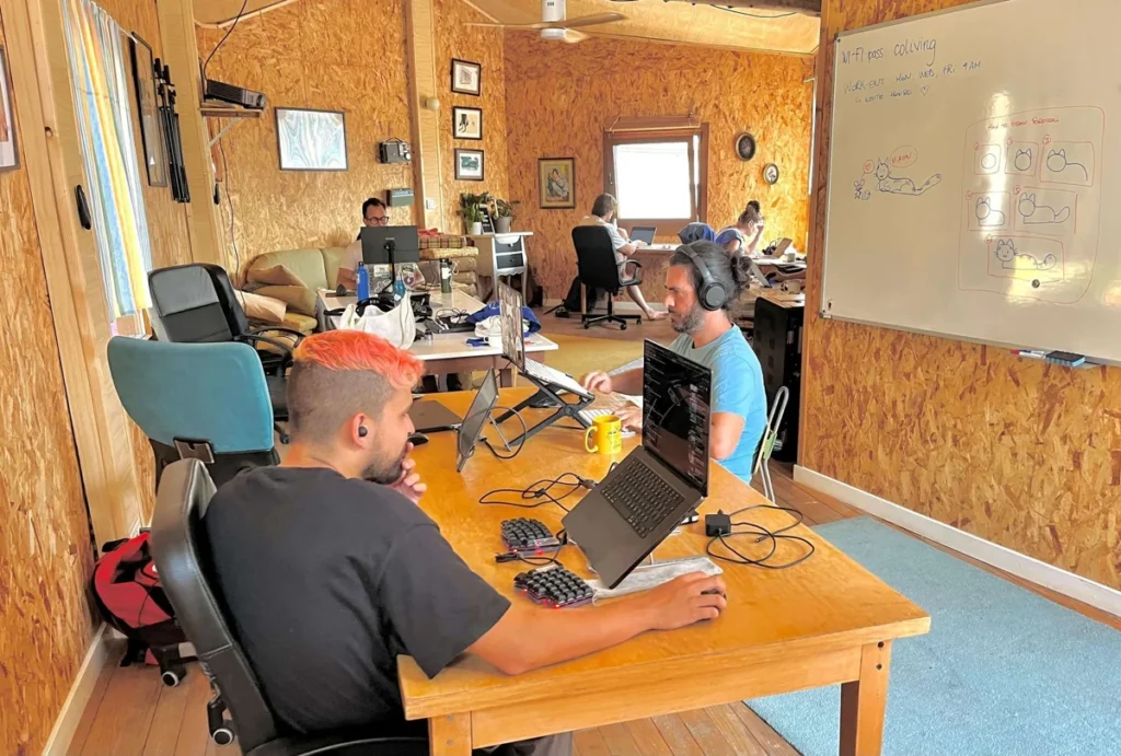 Personas trabajando en un espacio de coliving rural en España, ejemplo de vida colaborativa y teletrabajo en pueblos