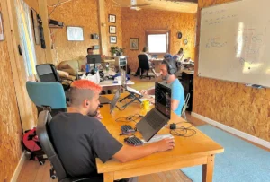 Personas trabajando en un espacio de coliving rural en España, ejemplo de vida colaborativa y teletrabajo en pueblos