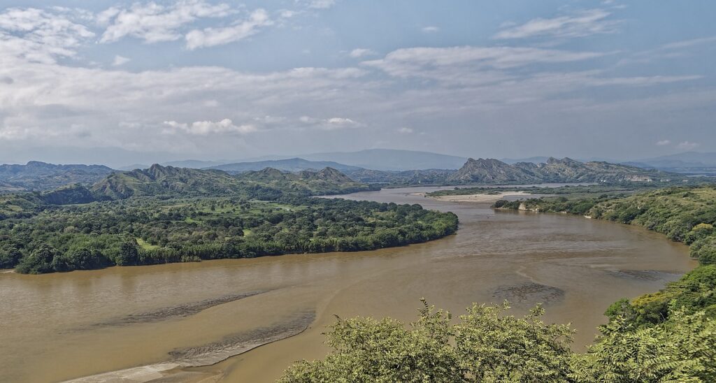 vista aérea del río Magdalena, logística fluvial en Colombia