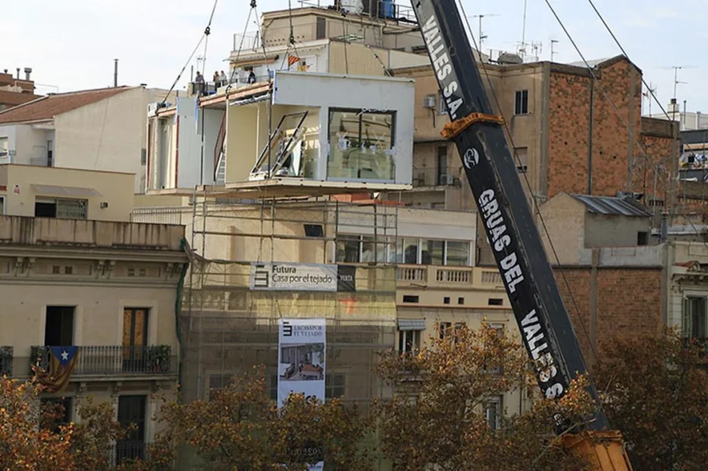 Construir sobre edificios existentes con módulos prefabricados permite ganar vivienda sin ocupar suelo