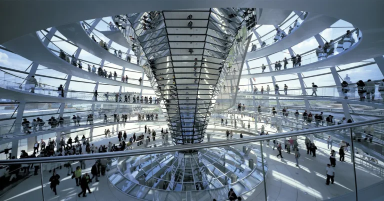 Despachos de arquitectura que más facturan: interior icónico de vidrio y acero