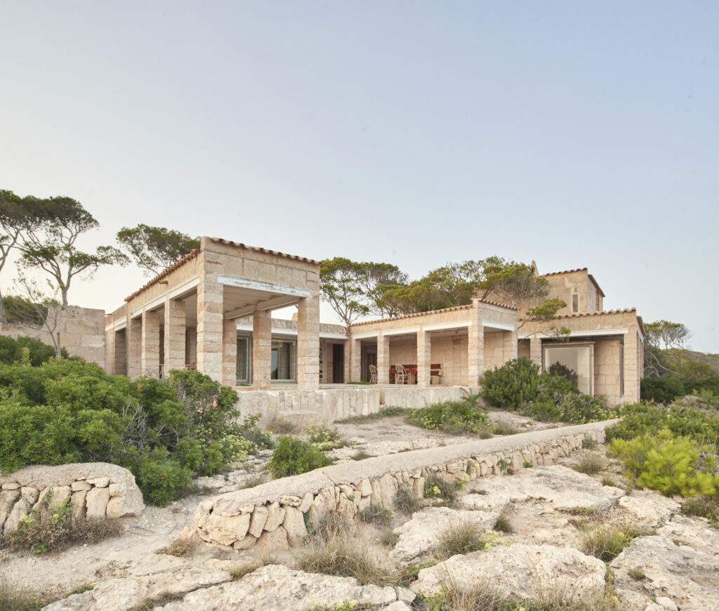 exterior de la Casa Can Lis de Jørn Utzon en Mallorca con muros de piedra marés