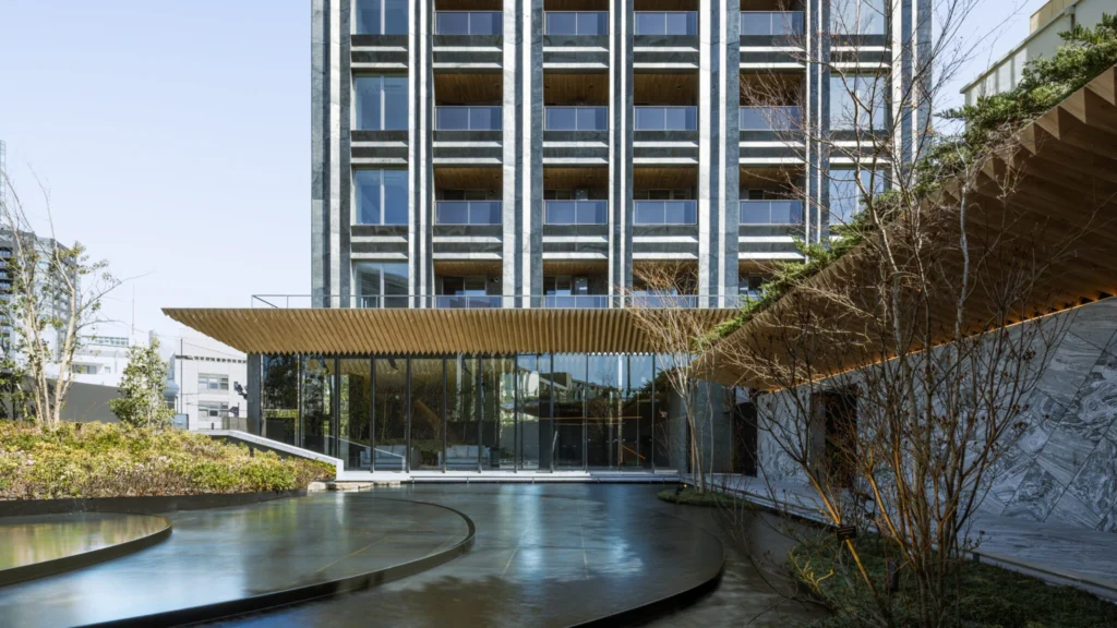 fachada de edificio contemporáneo con madera y vidrio diseñada por Kengo Kuma