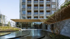 fachada de edificio contemporáneo con madera y vidrio diseñada por Kengo Kuma